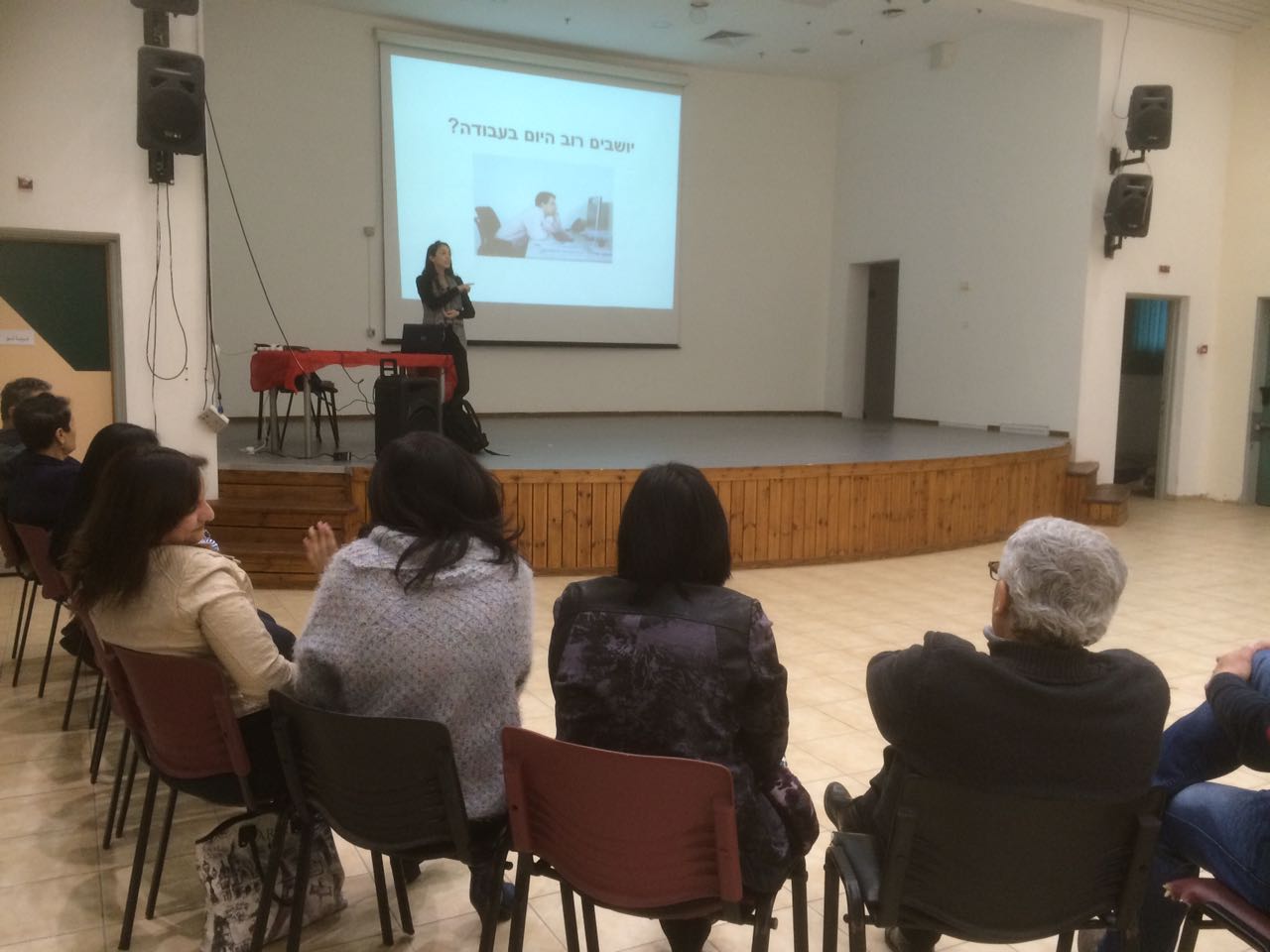 חברי הוועד של עיריית ב''ש, בגבם למצלמה, בהרצאה (צילום: יח''צ)